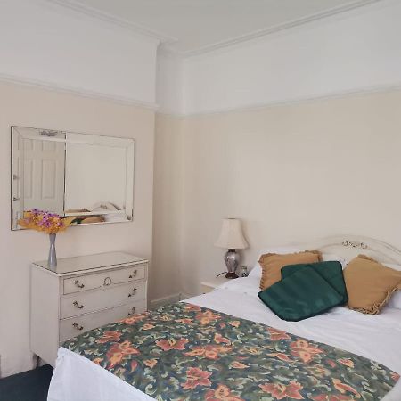 Double Room Available- London Seven Kings Seven Kings Train Station Ілфорд Екстер'єр фото