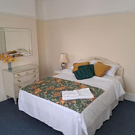 Double Room Available- London Seven Kings Seven Kings Train Station Ілфорд Екстер'єр фото