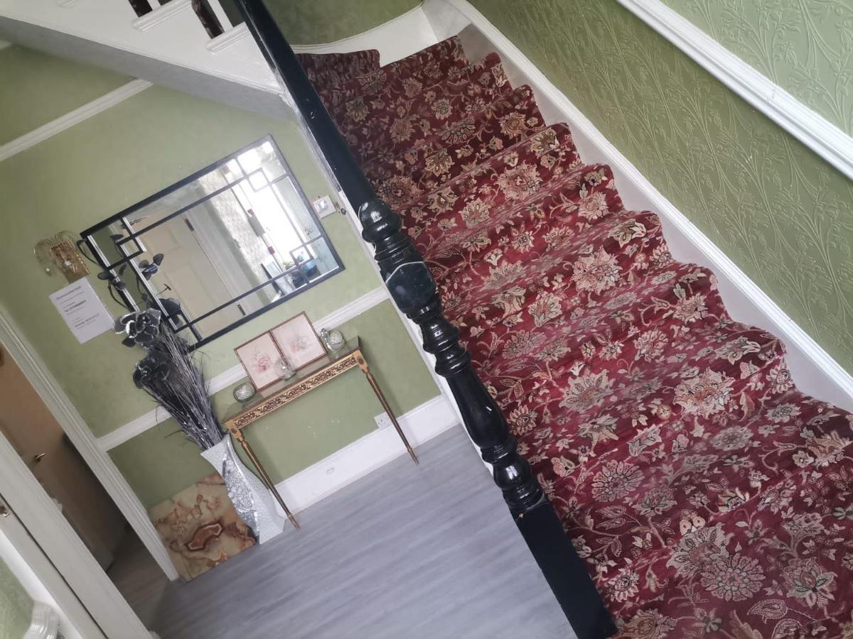 Double Room Available- London Seven Kings Seven Kings Train Station Ілфорд Екстер'єр фото