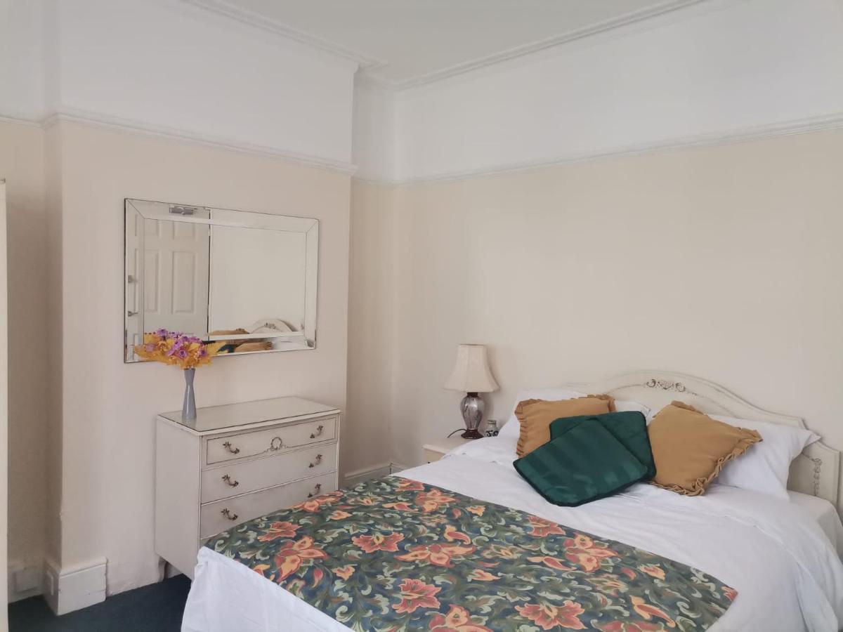 Double Room Available- London Seven Kings Seven Kings Train Station Ілфорд Екстер'єр фото