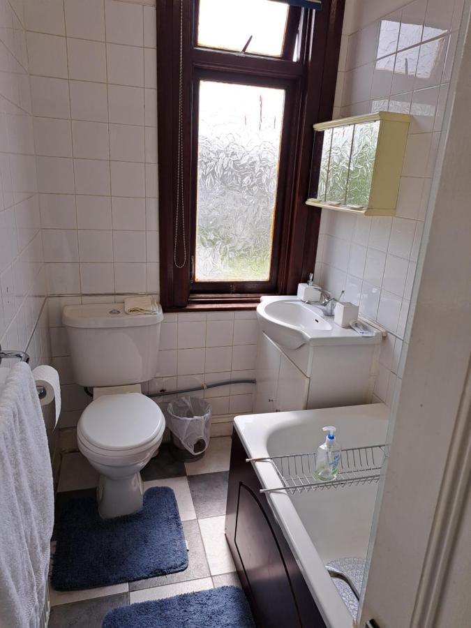 Double Room Available- London Seven Kings Seven Kings Train Station Ілфорд Екстер'єр фото