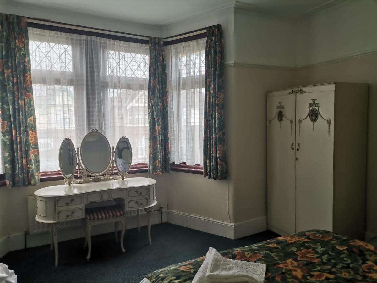 Double Room Available- London Seven Kings Seven Kings Train Station Ілфорд Екстер'єр фото