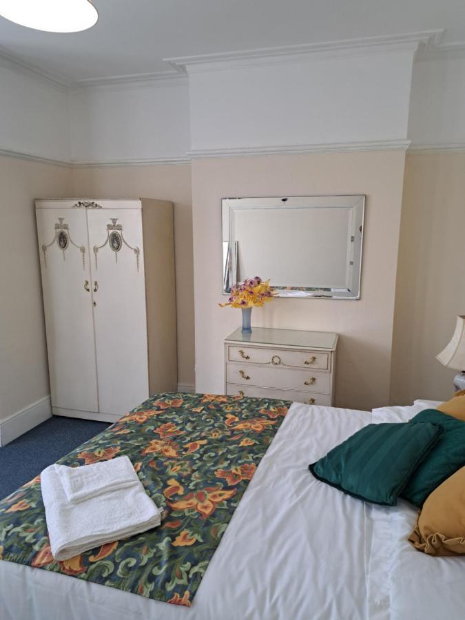 Double Room Available- London Seven Kings Seven Kings Train Station Ілфорд Екстер'єр фото