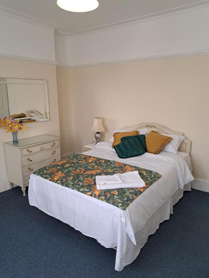 Double Room Available- London Seven Kings Seven Kings Train Station Ілфорд Екстер'єр фото
