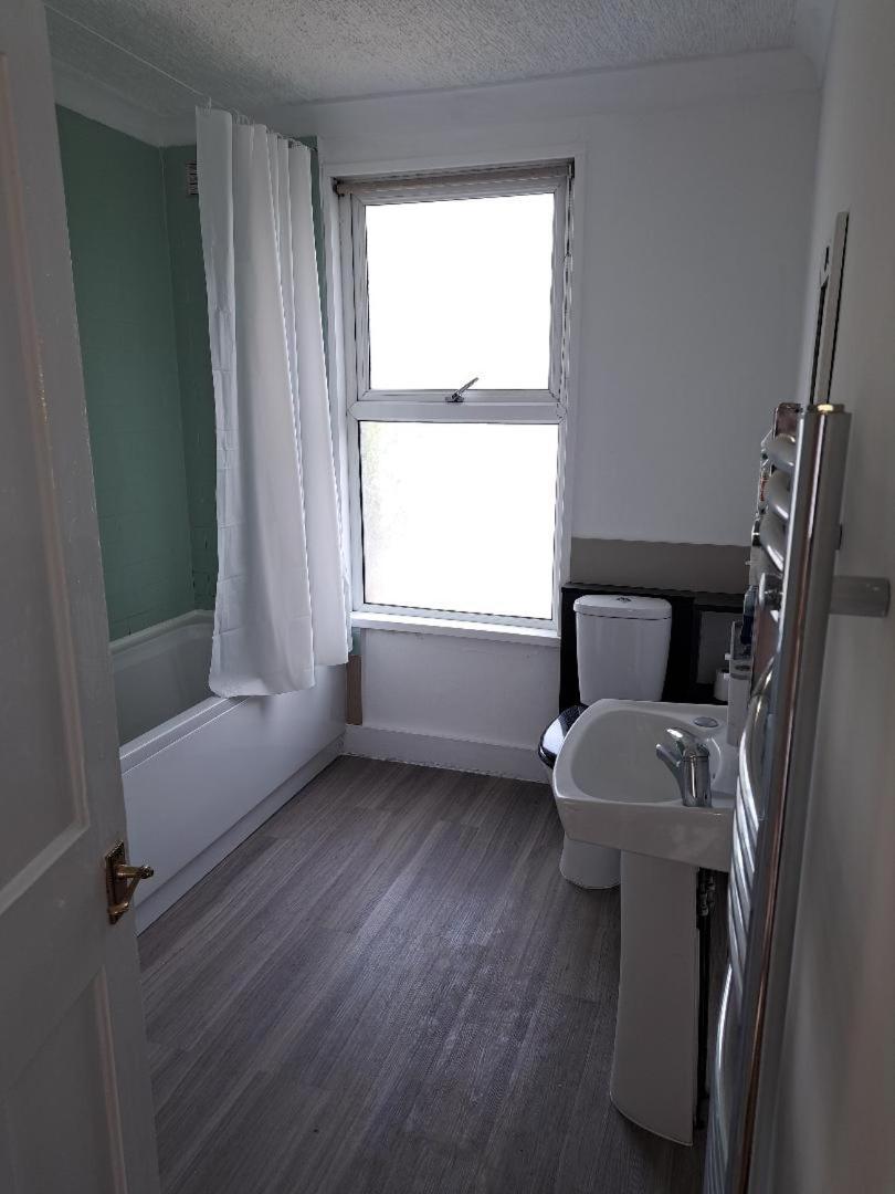 Double Room Available- London Seven Kings Seven Kings Train Station Ілфорд Екстер'єр фото